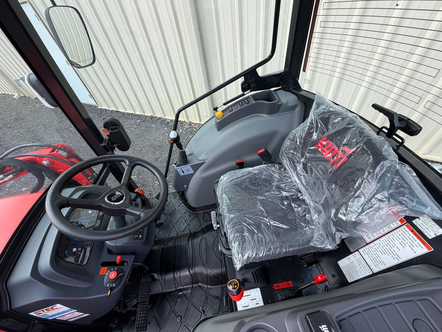 KIOTI DK4720SEHCB Hydrostatic Tractor With Loader and 3rd Function - Scratch and Dent