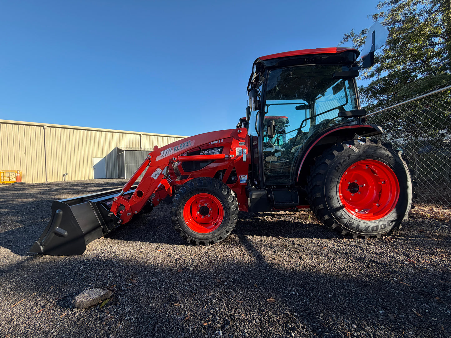 KIOTI DK6020SEHCB Hydrostatic Tractor With Loader with 3rd Function - Scratch and Dent