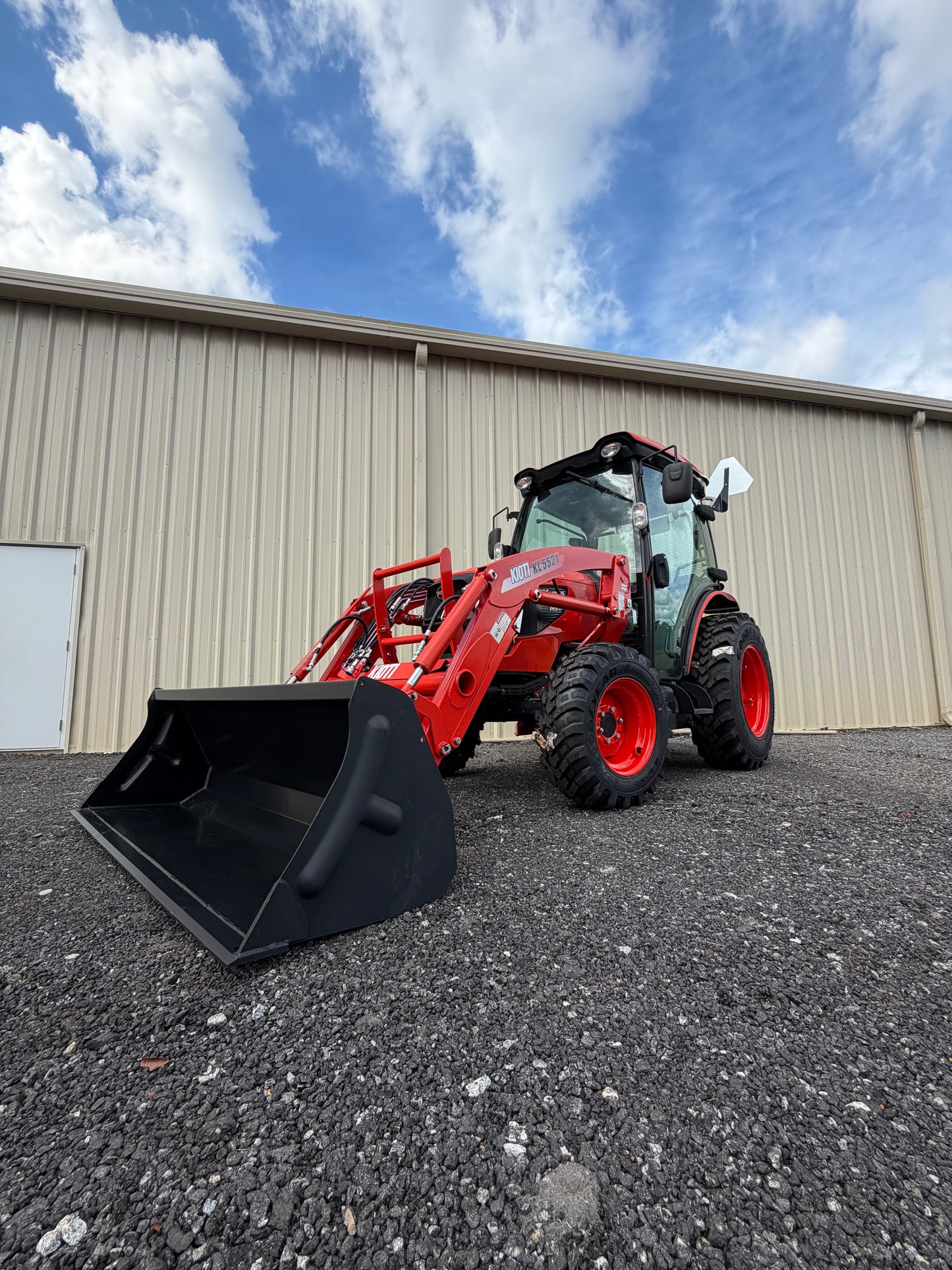 KIOTI DK4720SEHCB Hydrostatic Tractor With Loader and 3rd Function - Scratch and Dent
