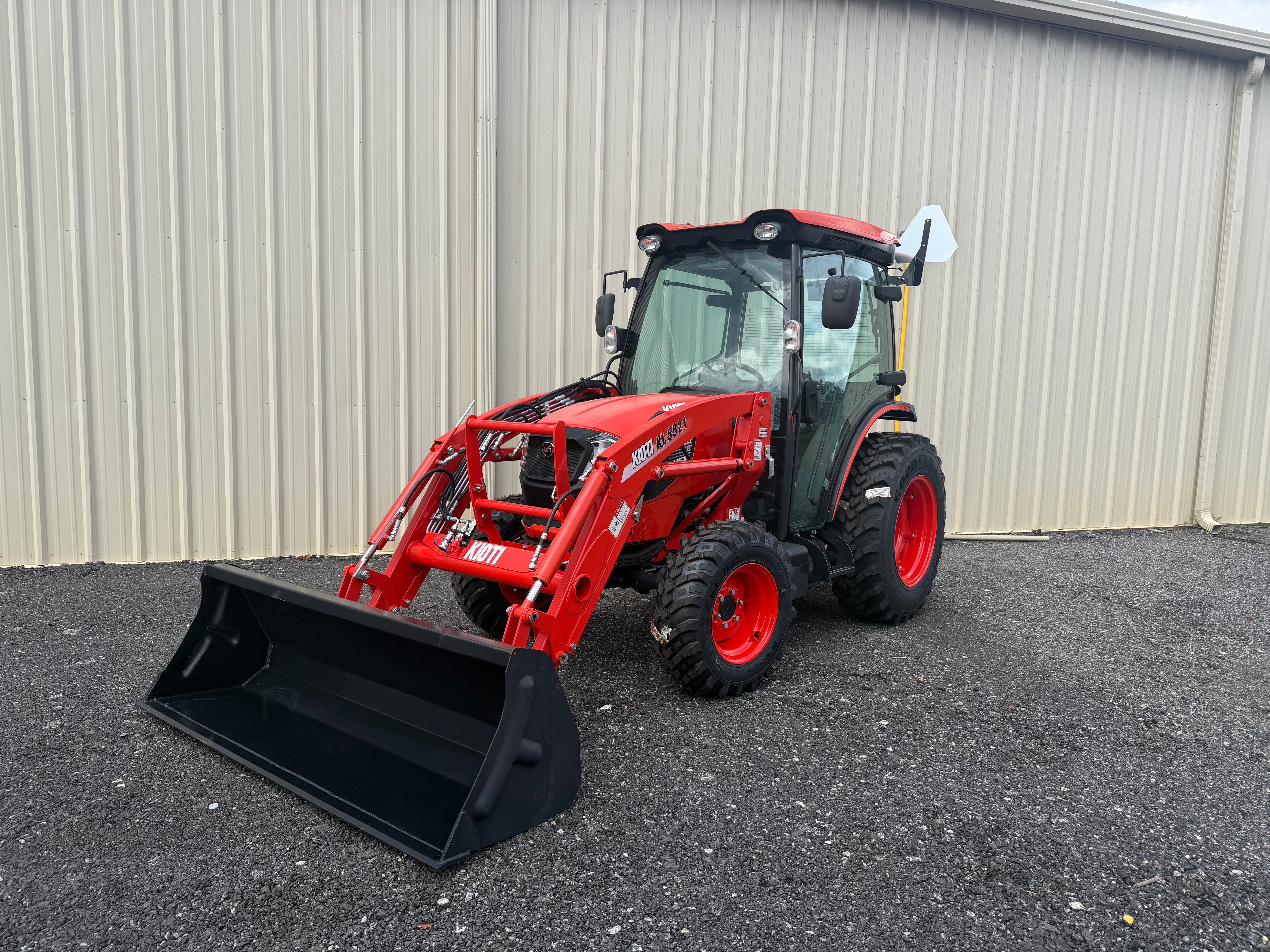 KIOTI DK4720SEHCB Hydrostatic Tractor With Loader and 3rd Function - Scratch and Dent