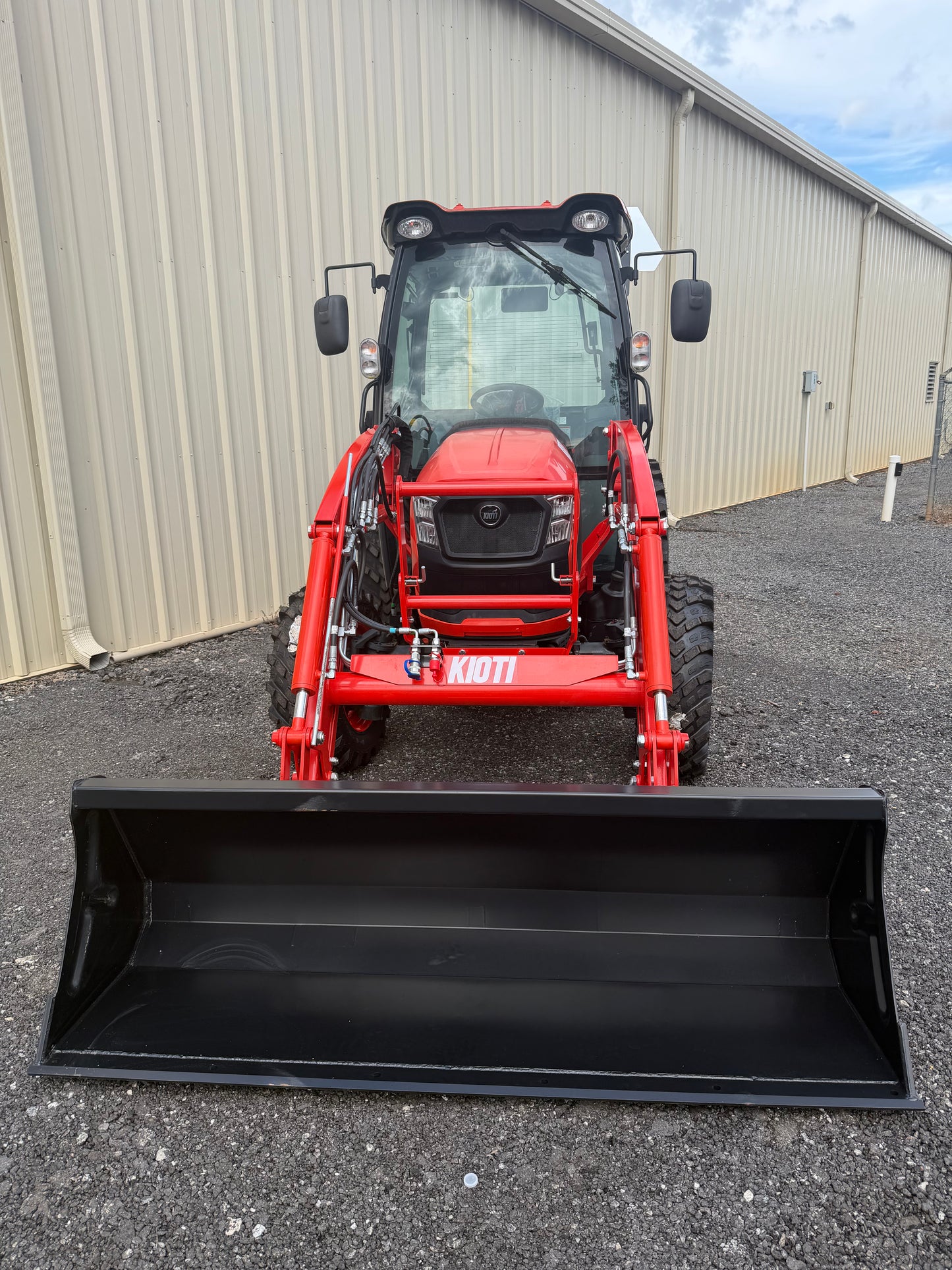 KIOTI DK4720SEHCB Hydrostatic Tractor With Loader and 3rd Function - Scratch and Dent