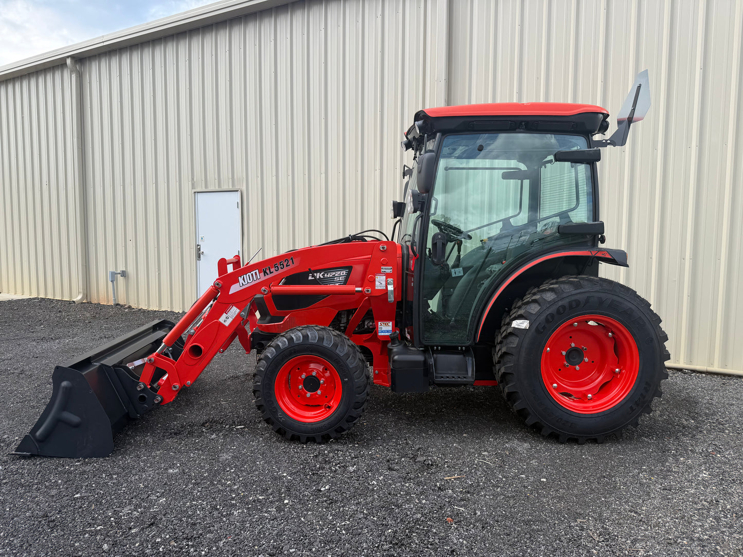 KIOTI DK4720SEHCB Hydrostatic Tractor With Loader and 3rd Function - Scratch and Dent