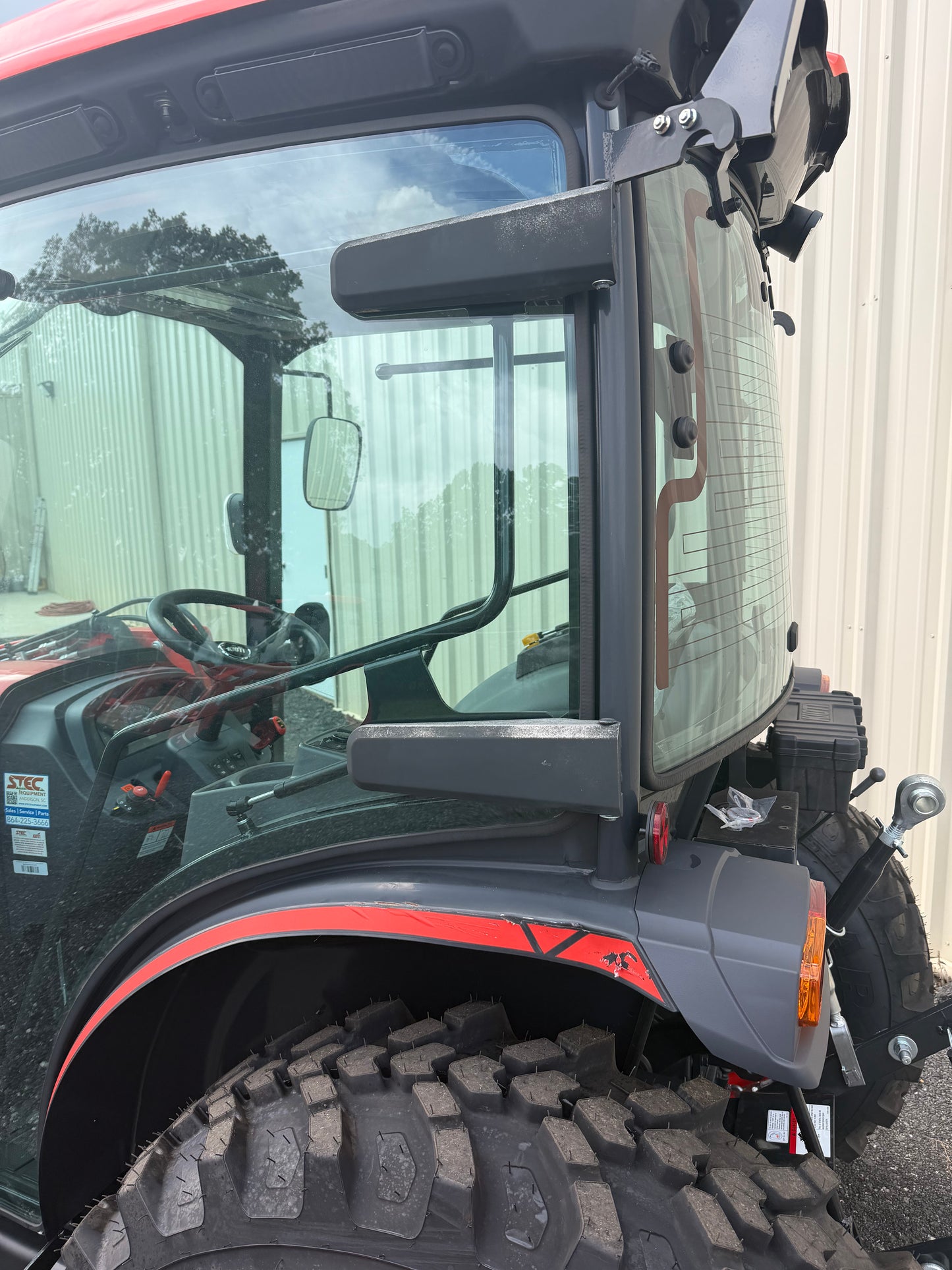 KIOTI DK4720SEHCB Hydrostatic Tractor With Loader and 3rd Function - Scratch and Dent