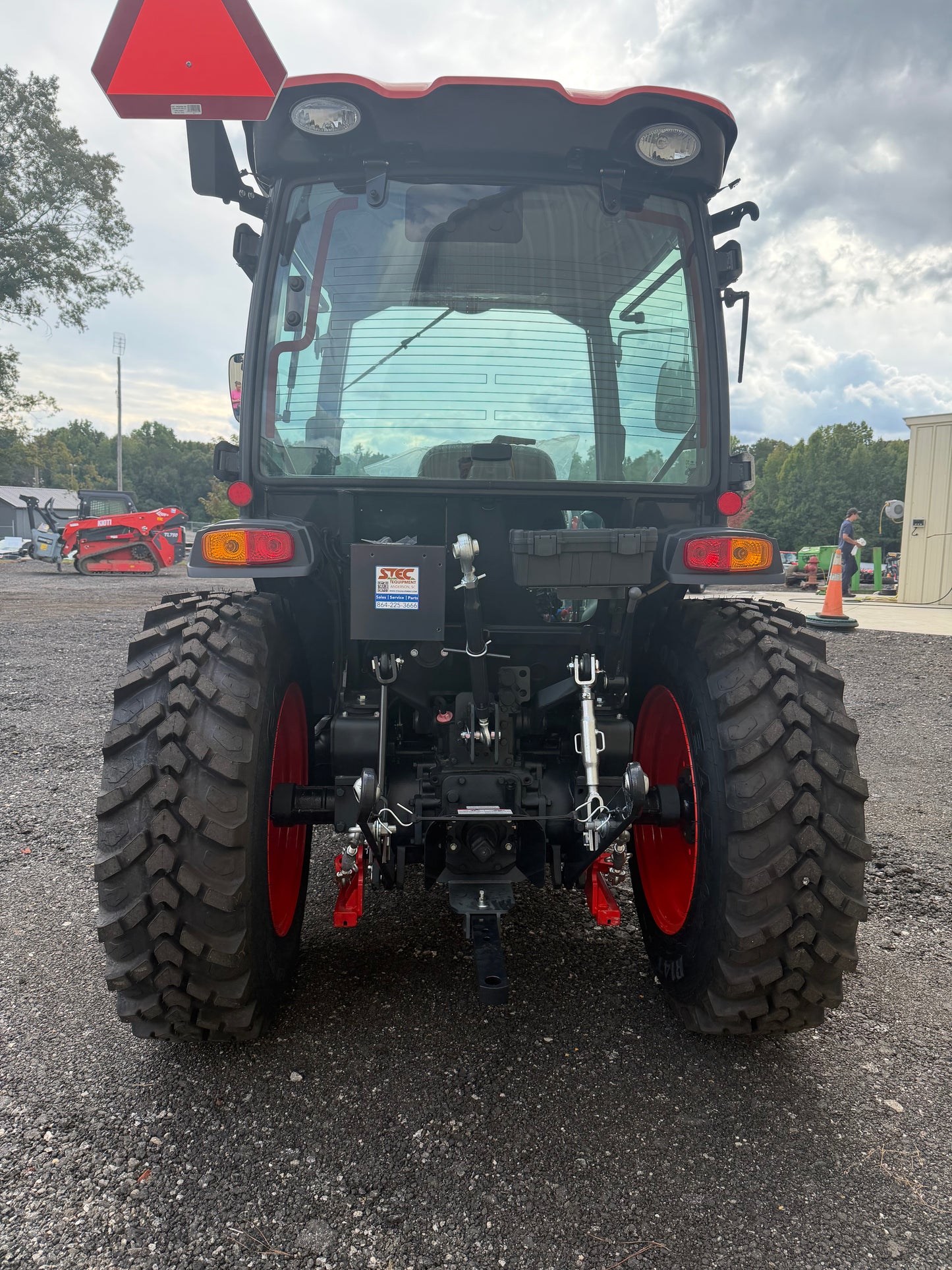 KIOTI DK4720SEHCB Hydrostatic Tractor With Loader and 3rd Function - Scratch and Dent