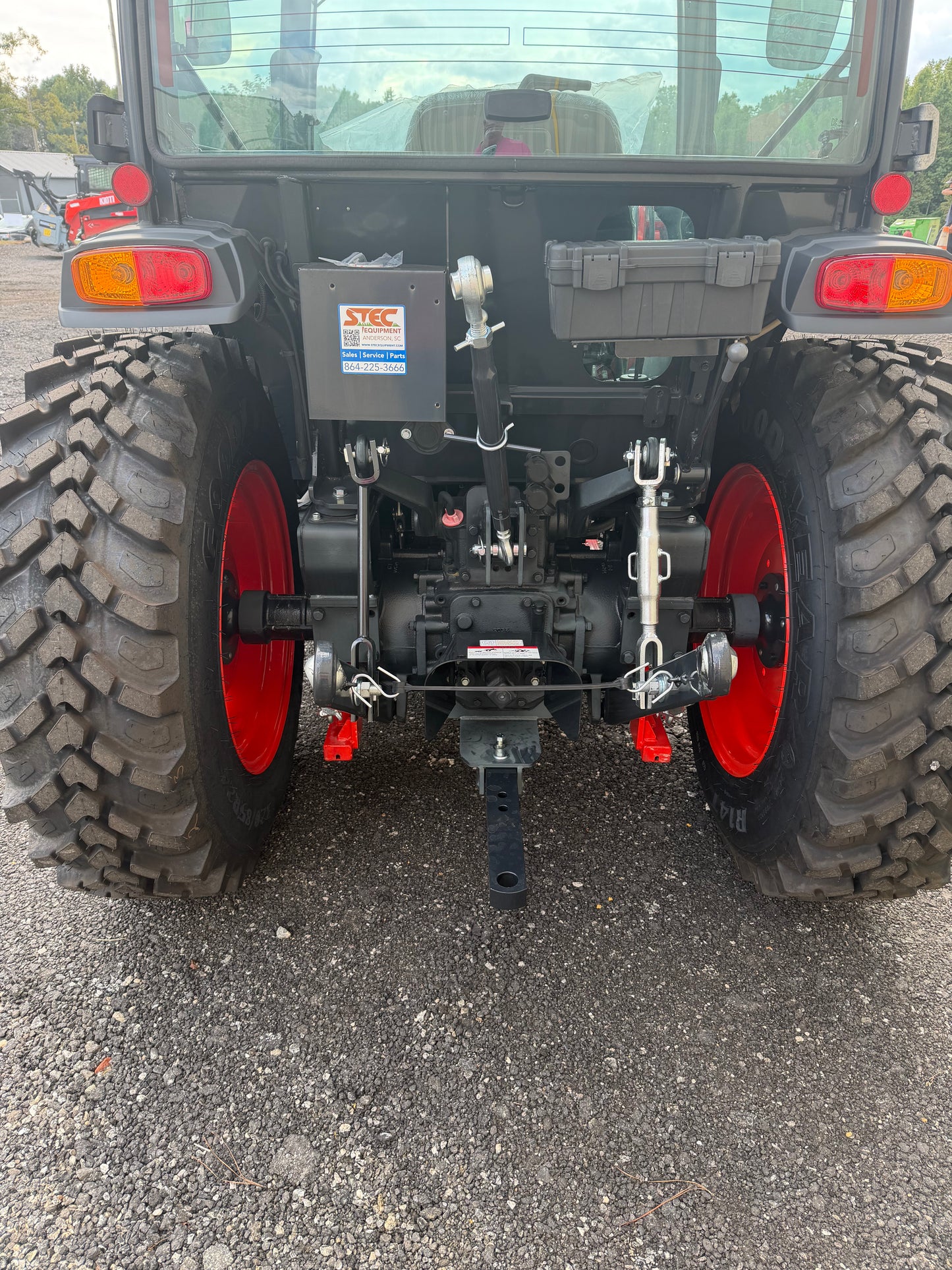 KIOTI DK4720SEHCB Hydrostatic Tractor With Loader and 3rd Function - Scratch and Dent