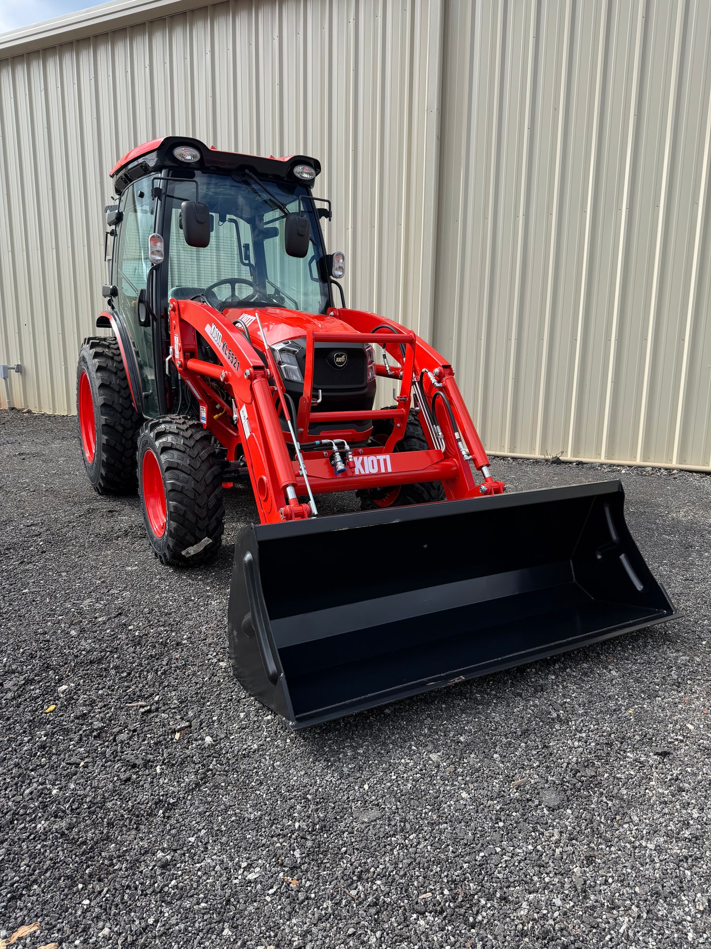 KIOTI DK5320SEHCB Hydrostatic Tractor With Loader and 3rd Function - Scratch and Dent