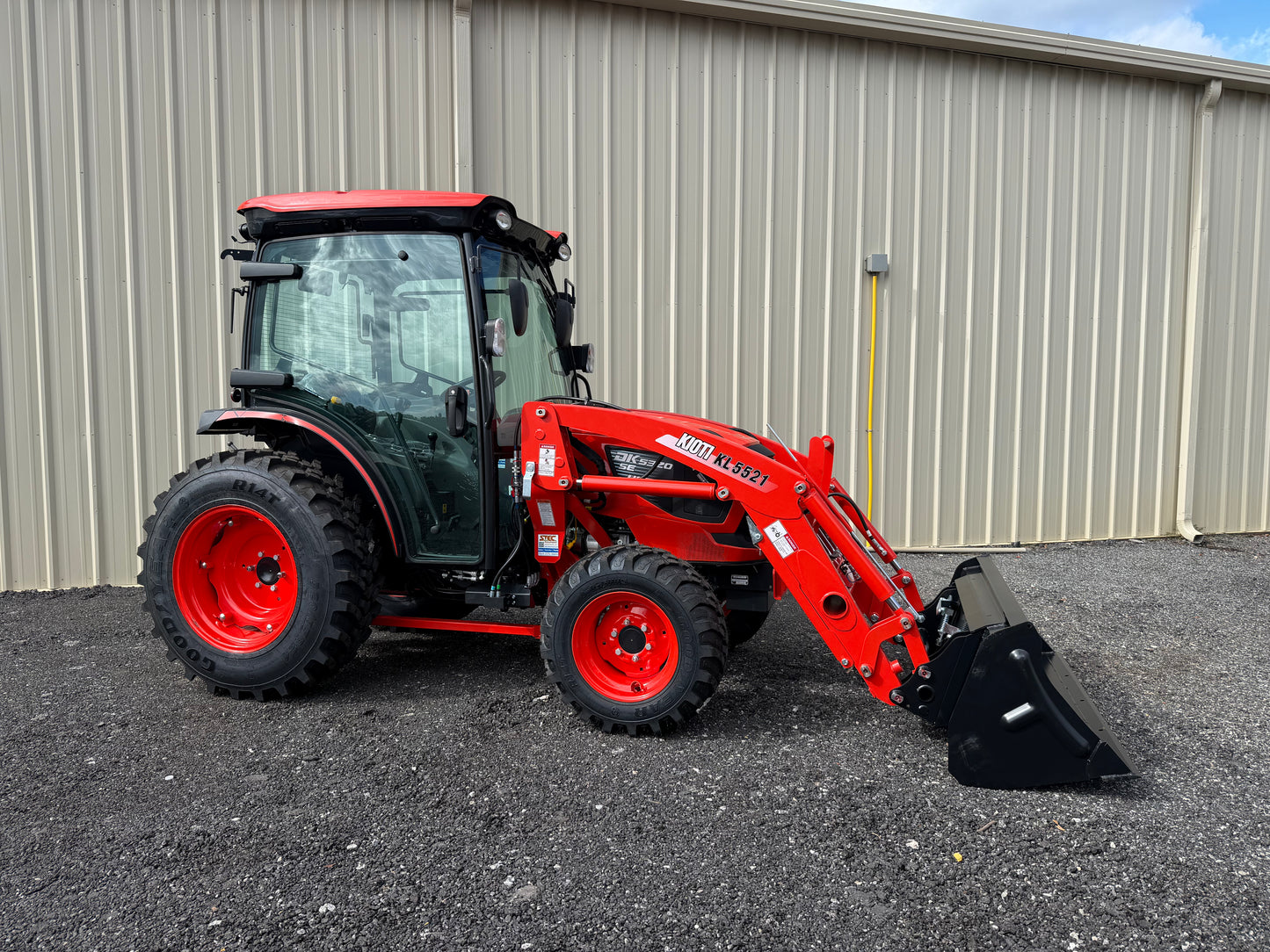 KIOTI DK5320SEHCB Hydrostatic Tractor With Loader and 3rd Function - Scratch and Dent