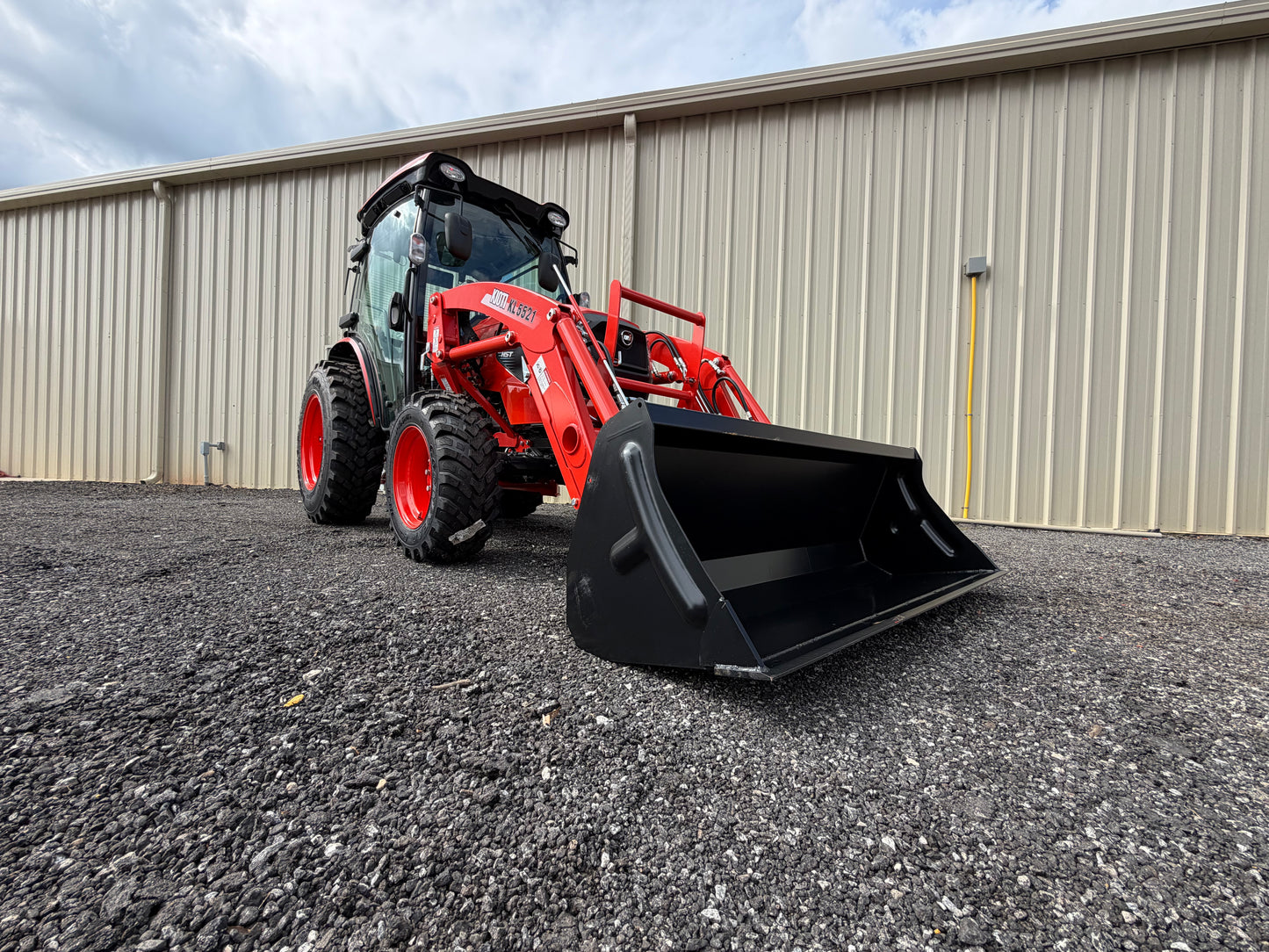 KIOTI DK5320SEHCB Hydrostatic Tractor With Loader and 3rd Function - Scratch and Dent