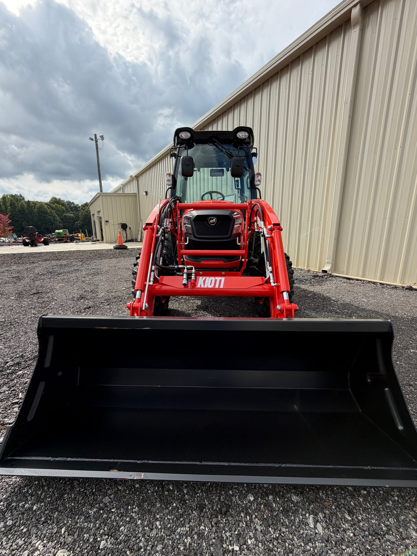 KIOTI DK5320SEHCB Hydrostatic Tractor With Loader and 3rd Function - Scratch and Dent