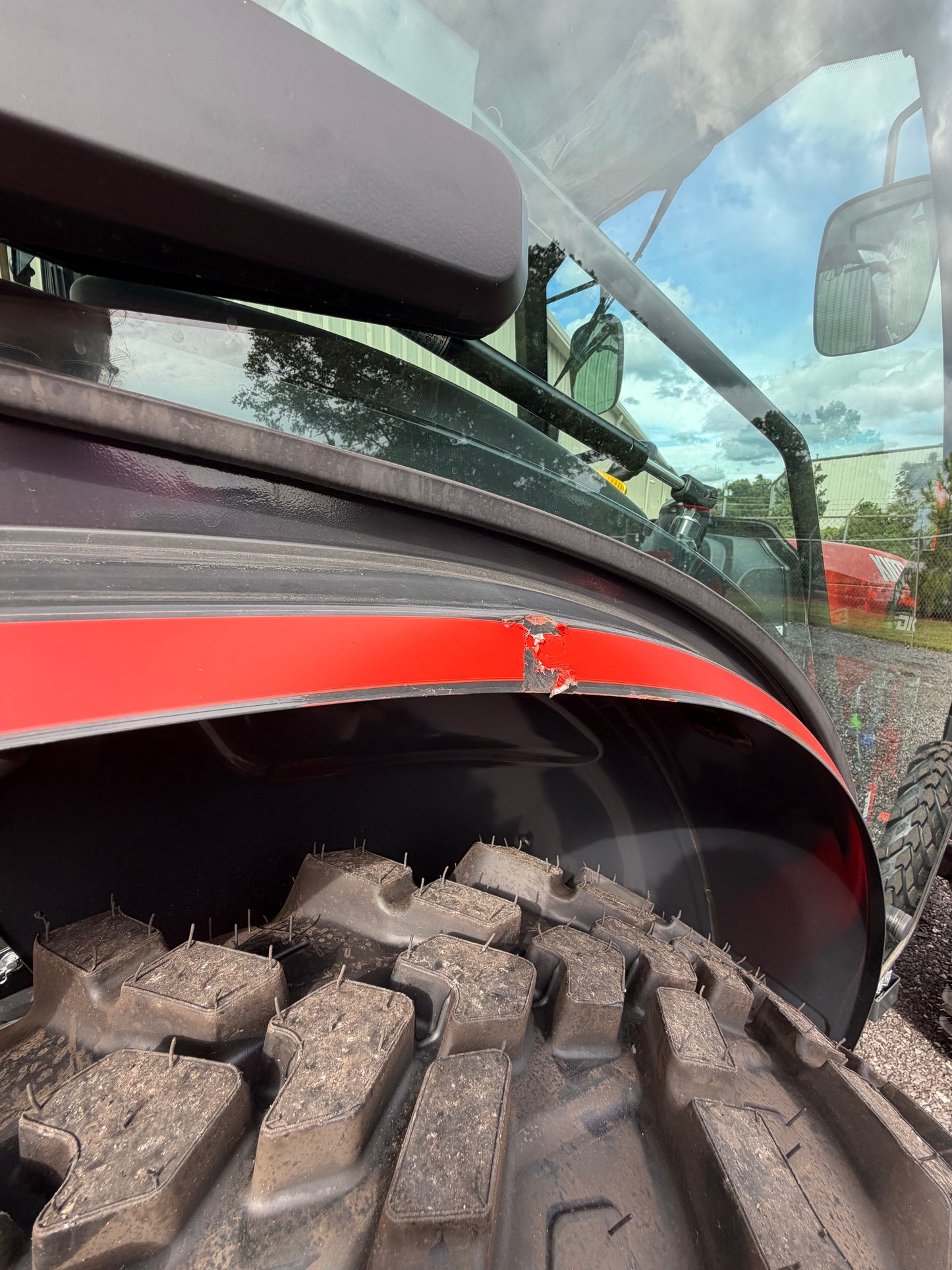 KIOTI DK5320SEHCB Hydrostatic Tractor With Loader and 3rd Function - Scratch and Dent