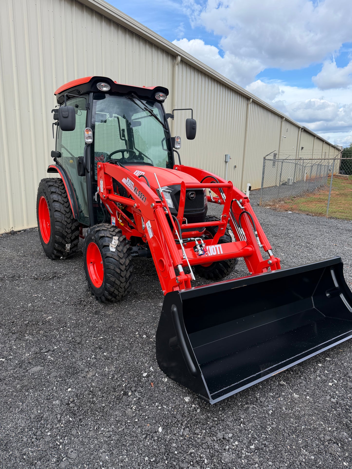 KIOTI DK4220SEHCB Hydrostatic Tractor With Loader and 3rd Function - Scratch and Dent