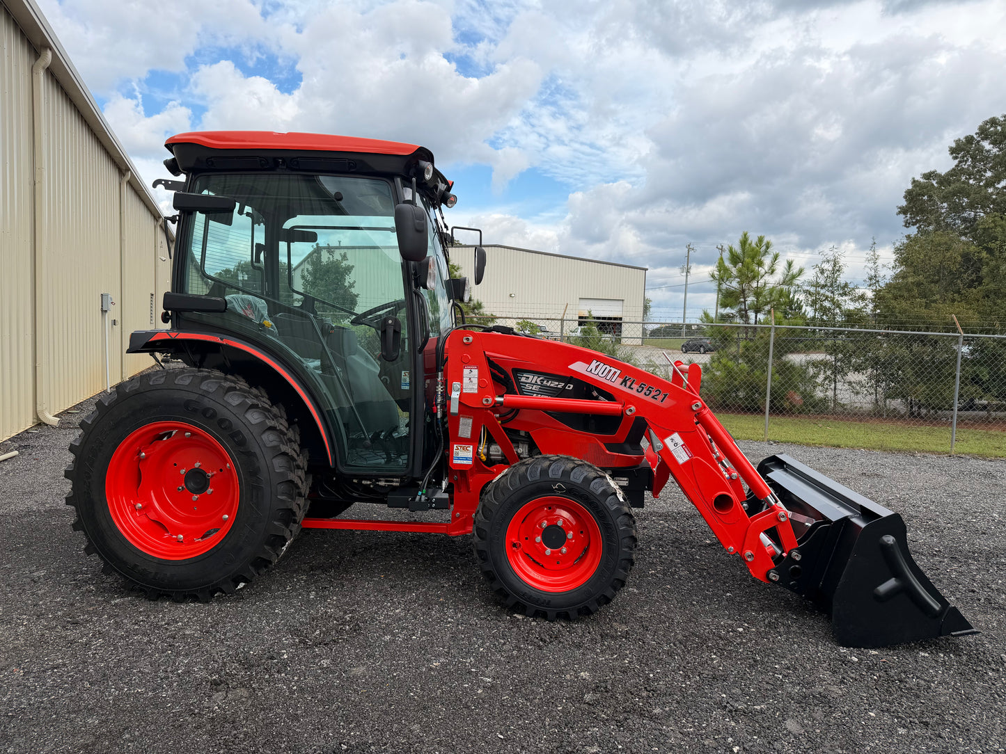 KIOTI DK4220SEHCB Hydrostatic Tractor With Loader and 3rd Function - Scratch and Dent