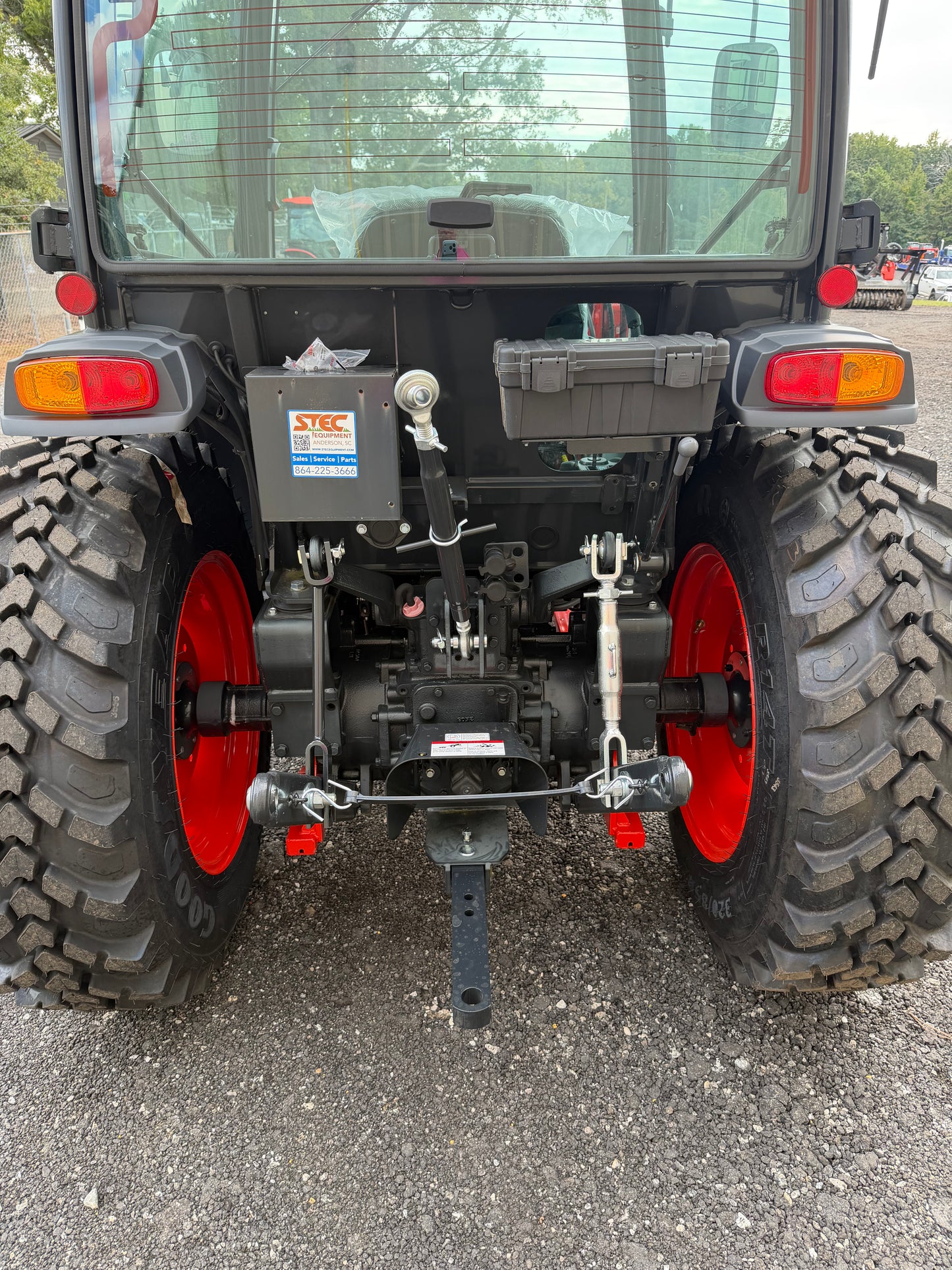 KIOTI DK4220SEHCB Hydrostatic Tractor With Loader and 3rd Function - Scratch and Dent