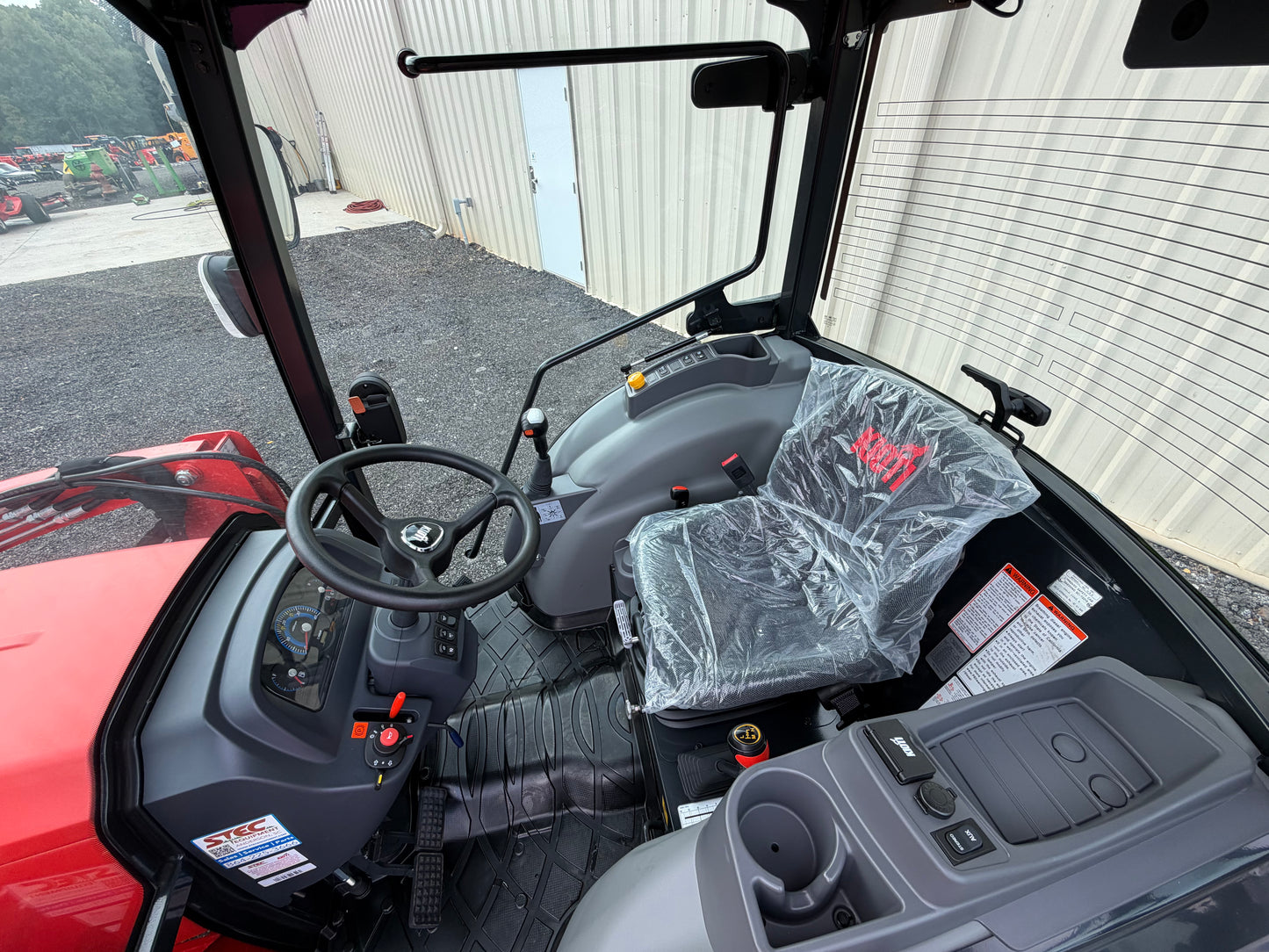 KIOTI DK4220SEHCB Hydrostatic Tractor With Loader and 3rd Function - Scratch and Dent